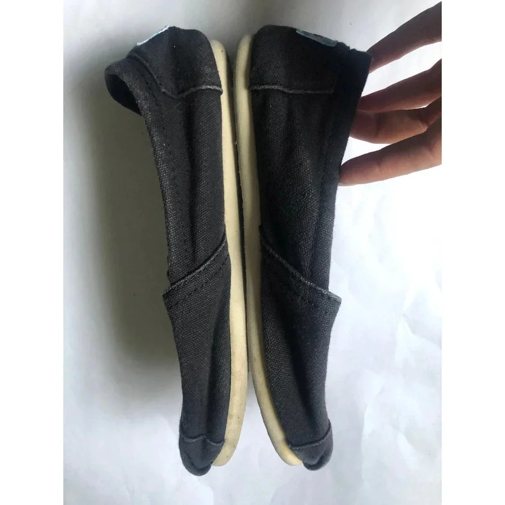 TOMS women’s black canvas flats size W5.5